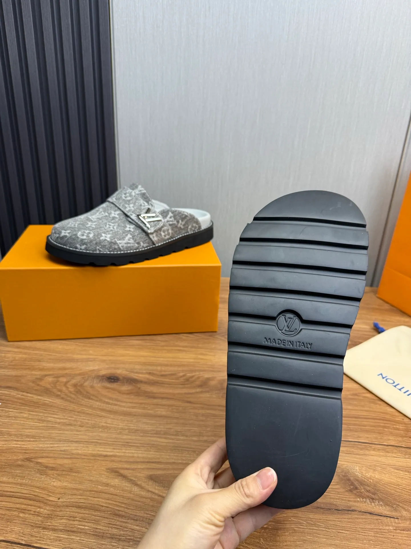 Men's shoes 💰420💰 Lv. hot selling men's slippers 🔥 🩴Official website one to one production 38-45 sizes 45 46 🉑️Customized!